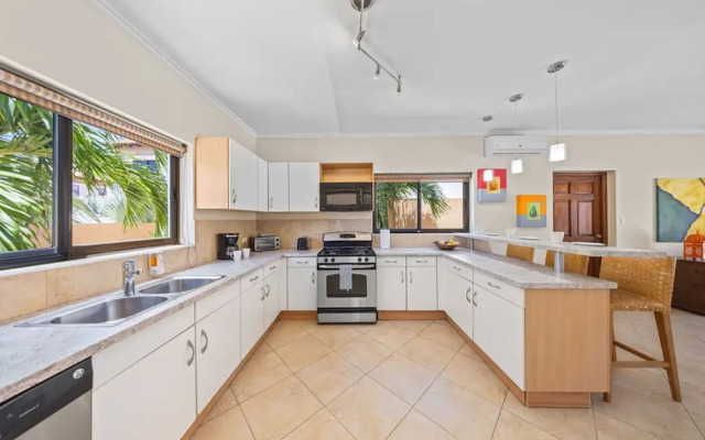 Gold Coast 4br4 5BA Villa w Privatepool Gym