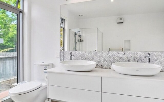 Mana Sarovar - Designer Lake Tarawera Holiday Home