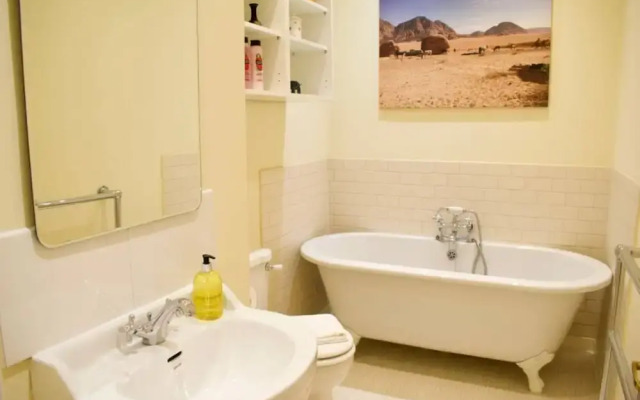 Beautiful 2 Bedroom City Centre Apartment