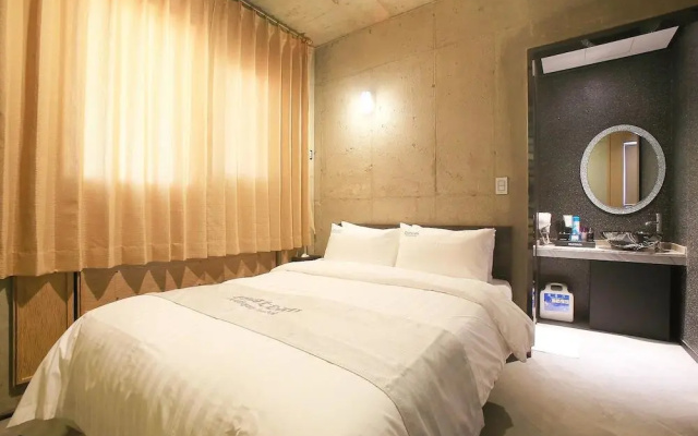 Yeongdeungpo Chateau Hotel