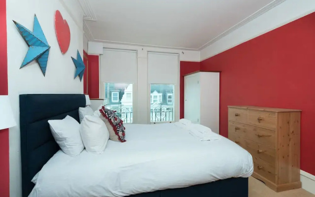 Remarkable Richmond Home By The Tube Station