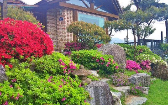 Yangpyeong Dalbichi Meomuneunjip