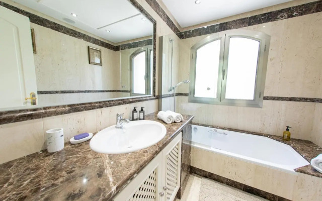 Luxury 3BDRS apt. In Mistral Beach with sea views.