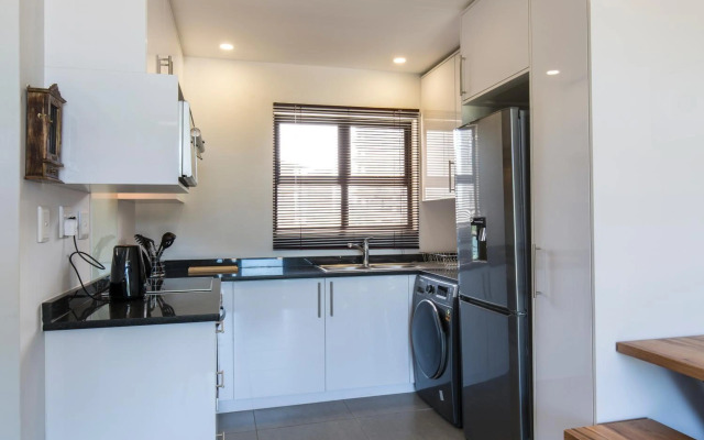 uSHAKA WATERFRONT - OUTSTANDING OPEN OUTLOOKS