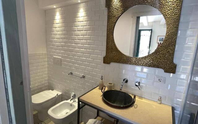 donna serena Aci Castello