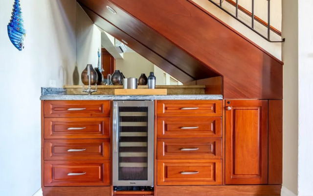 Exquisitely Adorned Luxury Unit Right on Flamingo Beach Sleeps 6