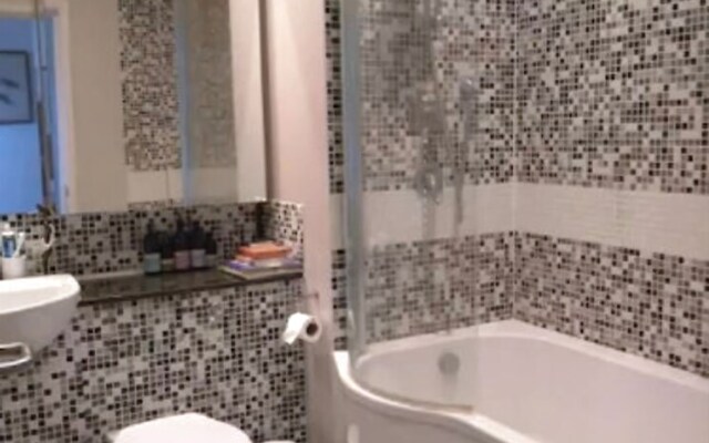 Spacious 2BR Home in Surrey Quays W/terrace