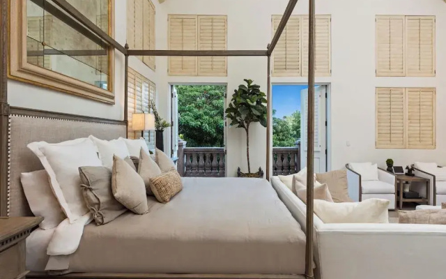 Carolwood - Modern Tuscan Villa With Rolling Lawns and Loggia in Holmby Hills