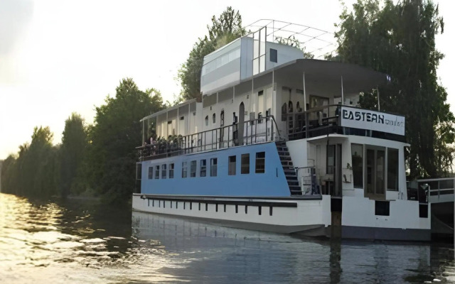 Eastern Comfort - The swimming hostel
