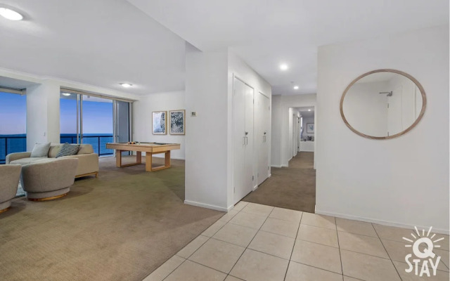 Towers of Chevron - Private Apartments