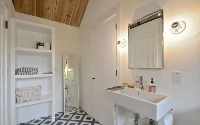 1BR SoCo Treehouse Studio by RedAwning