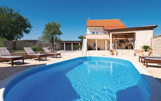 5 Villa Antique With Extra Large Pool