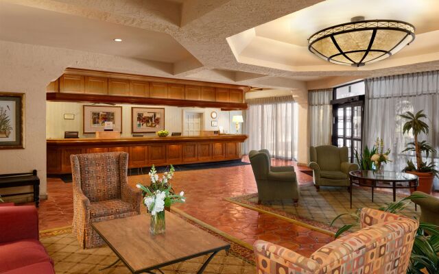 Embassy Suites Kansas City Plaza