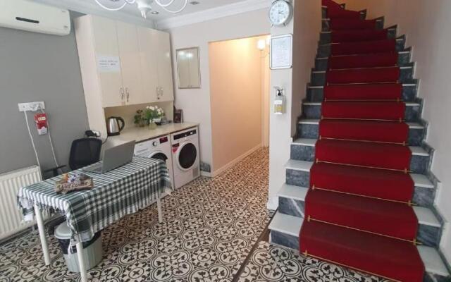 Taksi̇m Li̇fe House