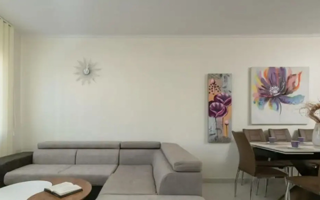 Donatella -apt 1- 10m van het Strand