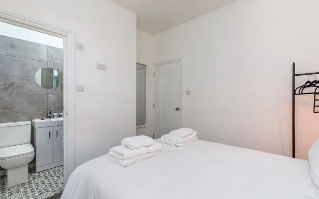 Hazelgrove Apartment | By Huluki Sussex Stays