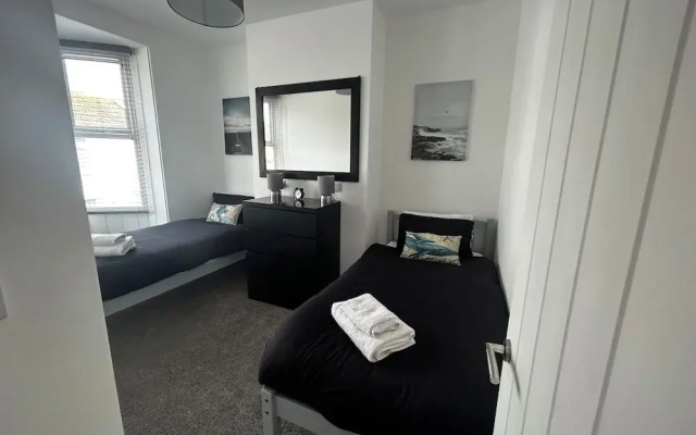 House - Sleeps 6, Pet Friendly & Courtyard