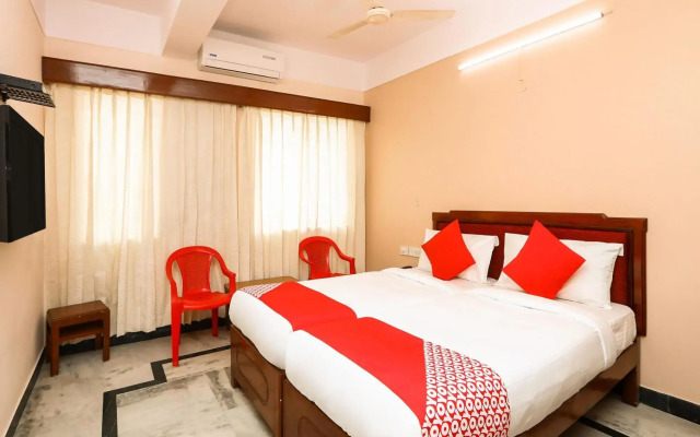 OYO 17056 Hotel Chandra Palace