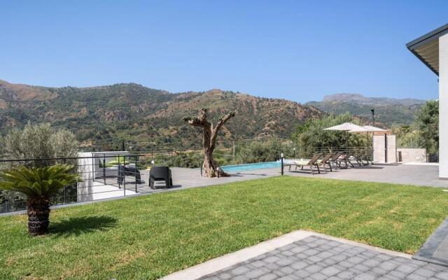 3 Bedroom Modern Villa, Pool, Savoca, East Sicily