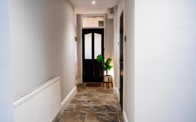 Central, stylish 3 bed apartment with sea views