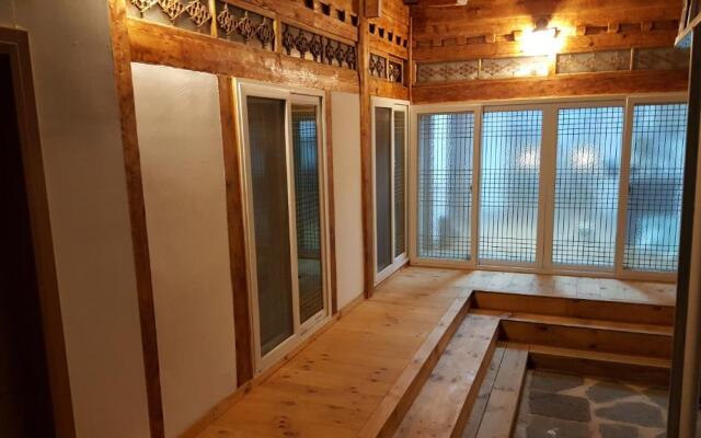 Hwangridangil Adamjeong Hanok Stay