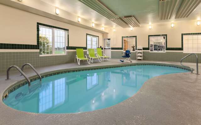 Country Inn & Suites by Radisson, Salina, KS