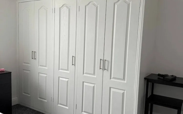 Peaceful Luton Apartment Close to Airport & Amenities