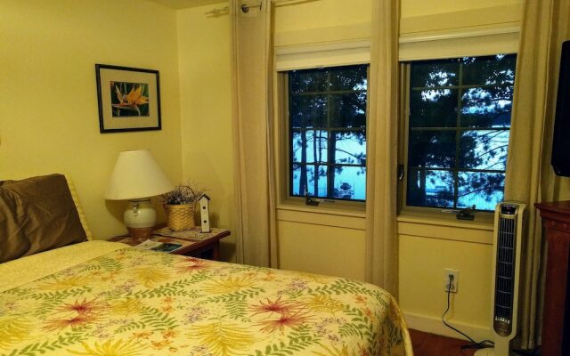 Lake Ripley Lodge w Lake Front Rooms, Grand Porch, Kayaks & Paddleboard