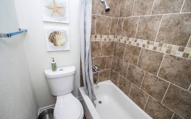 Cozy Remodeled 2BR/2BA Near Downtown Sleeps 8