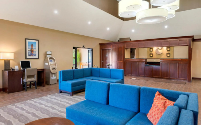 Comfort Inn & Suites Cincinnati Eastgate