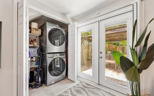 Charming Home in Heart of Downtown Pet Friendly!