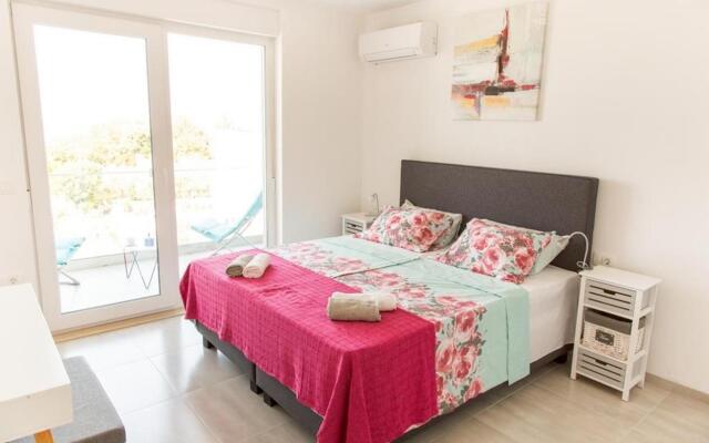 JoNa - with pool - H(8)