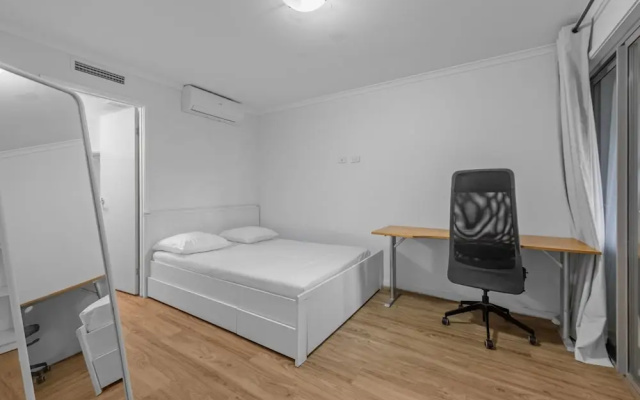 Studio With Balcony Access in Central Bowen Hills – Guest Rooms – Brisbane