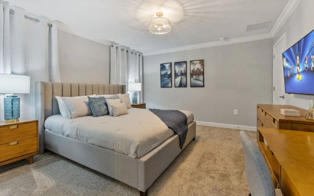 Amazing 4bdr House Storey Lake