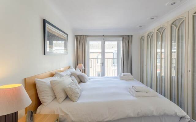 2 Bedroom House in Maida Vale With Balcony