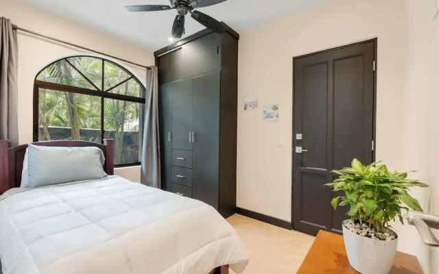 Suite 3 - Jaguar Beach & Pool 2 BR Condo