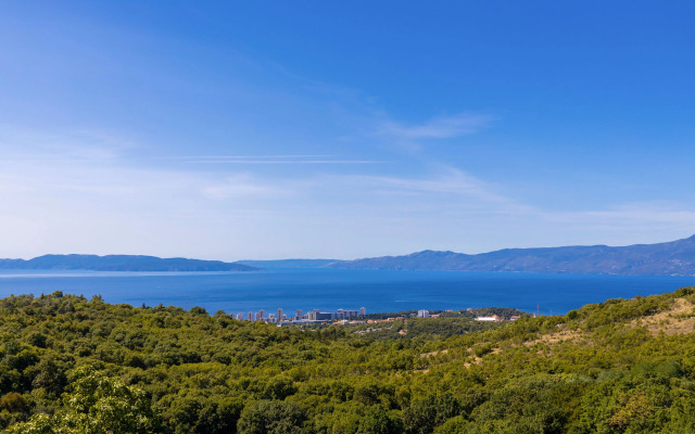 Terra Magica Deluxe Apartment OR Room with Private Parking, Terrace and Sea View