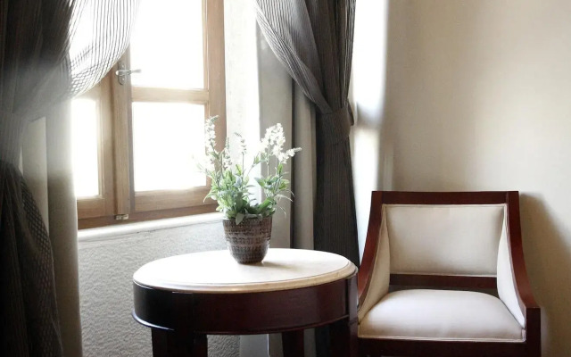 Leo Hotel