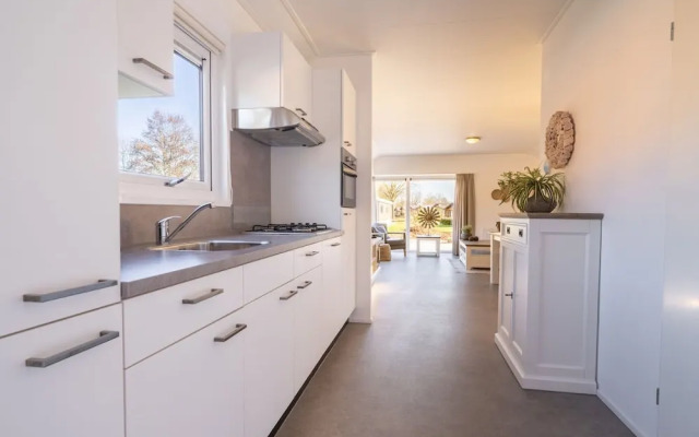 Comfortable Chalet With Microwave, Near Efteling