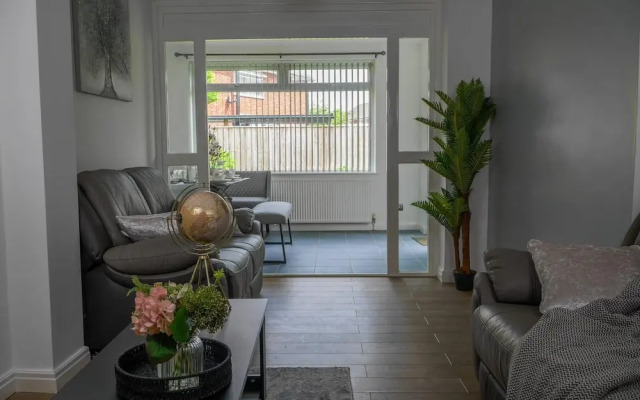 Riverside Retreat - Luxurious 4 Bedroom House