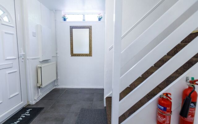Inviting 3-bed House in London, Stay up to 6