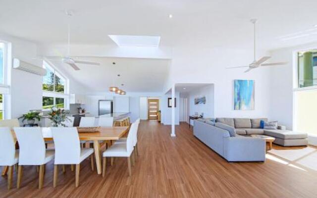 10 Mona Vista Crt Coolum Beach VIEWS WiFi Pet Friendly