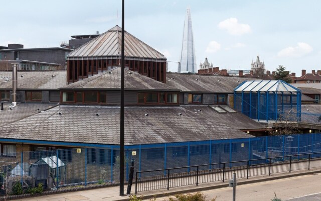 2 Bedroom House Near Wapping Station