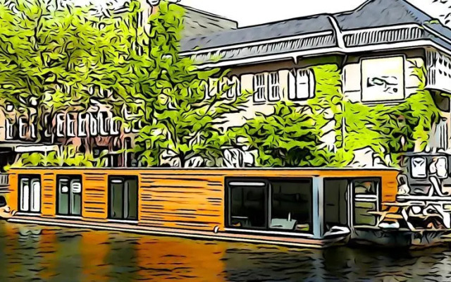 Private studio on houseboat in the centre!