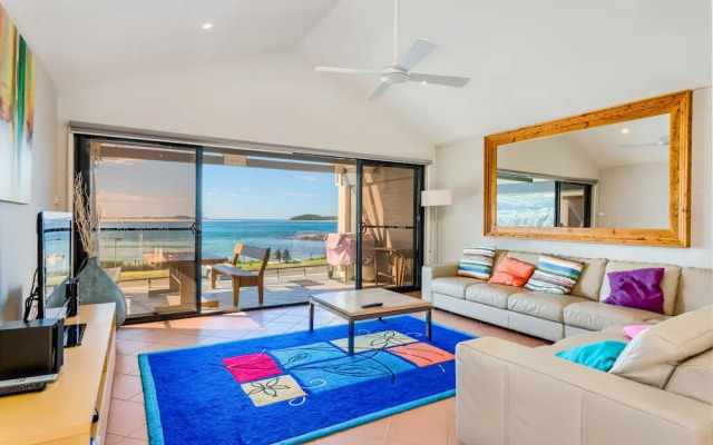 No. 1 Fingal Bay Beach House - The Little Abode