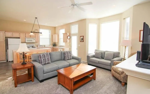 Cozy Gathering Space and Sparkling Amenities - Charming Seaside Haven