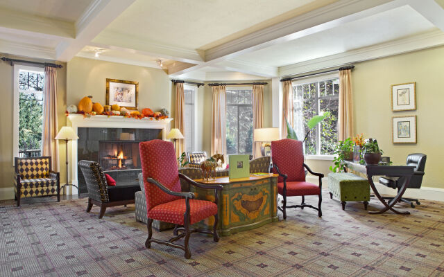 Plaza Inn & Suites at Ashland Creek