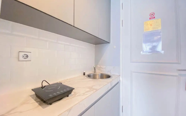 Minimalist and Cozy Studio at Apartment Art Deco