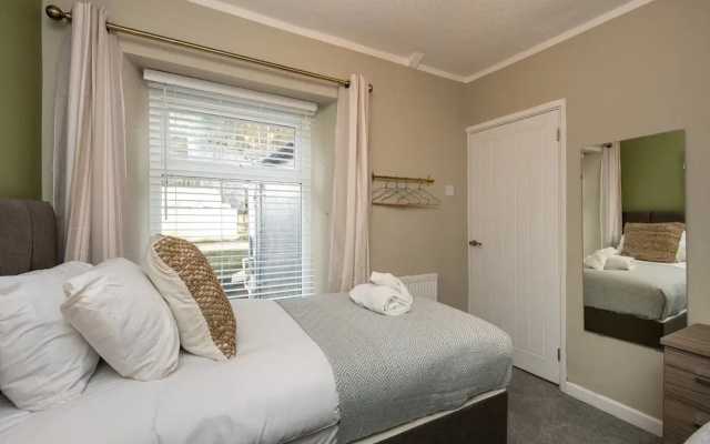 Comfortable 4-bed Home With Free Parking Wales