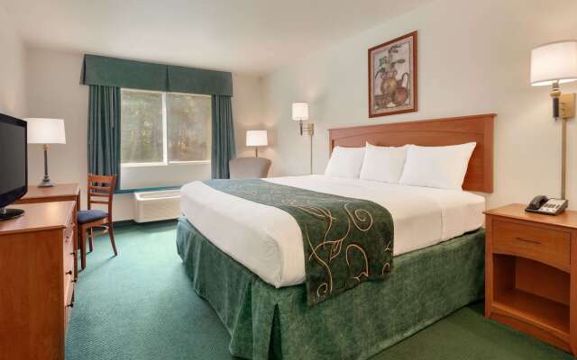 Travelodge by Wyndham Dunsmuir